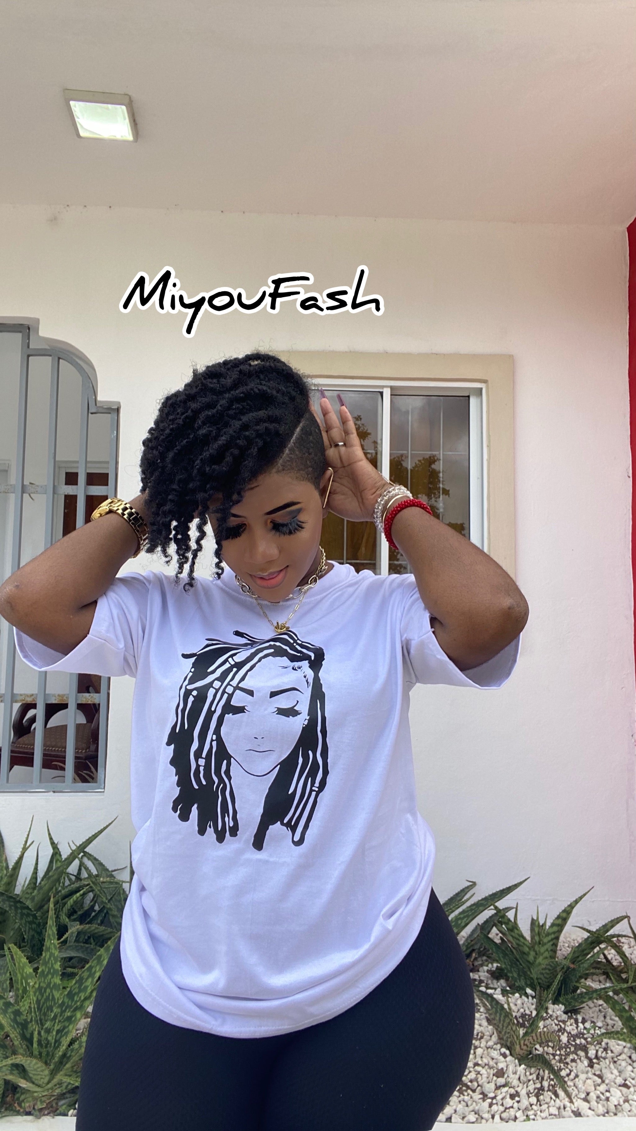 Oversized T-shirt with design dreadlocks hair for women